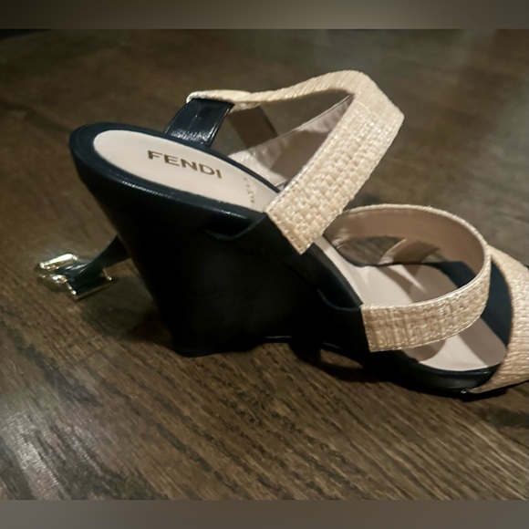 Fendi Women’s Black and Cream Raffia Wedges - Picture 4 of 10